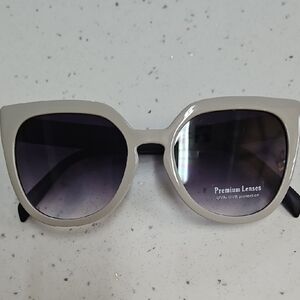 Modern Gray and Black Sunglasses with Gradient Lenses